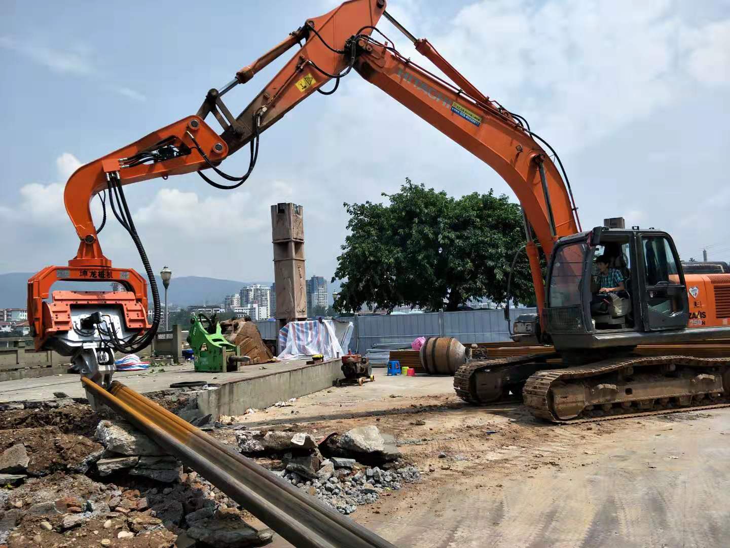 四川廣元日立250挖機搭配K250錘頭打拔6米鋼板樁